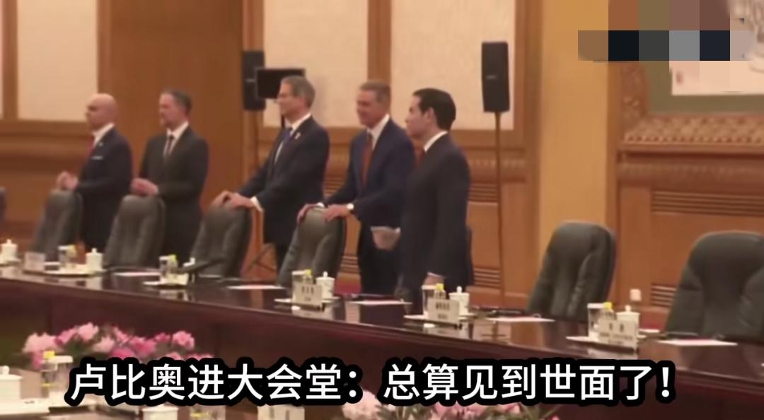 太大气了，太宏伟了，装修太好了，高级啊，你看那屋顶，是什么做成的，巧夺天工啊，又
