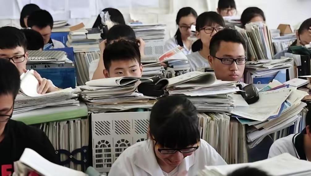 2026年开始，全国中小学一律不准再买校外商业试卷，各种“周周测”“月月练”直接