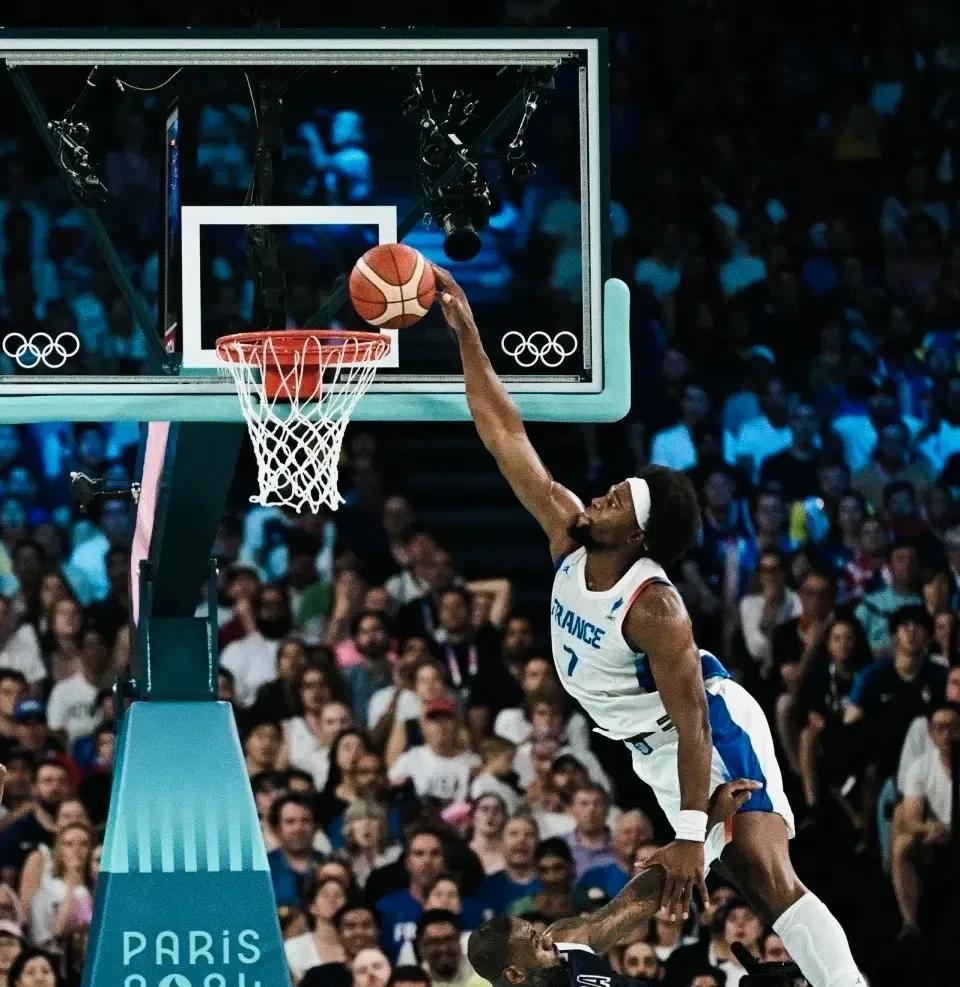 有时候真看不懂NBA球队的选人标准！尼克斯竟然和亚布塞莱签了两年1200