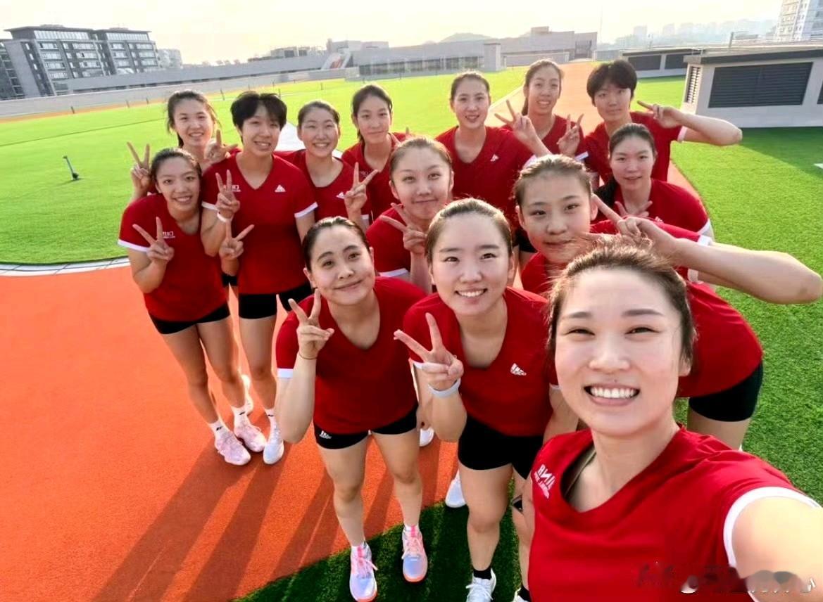 置之死地而后生！中国女排不得不小将挑大梁。由于吴梦洁和季雨潇伤病离开，大主和接
