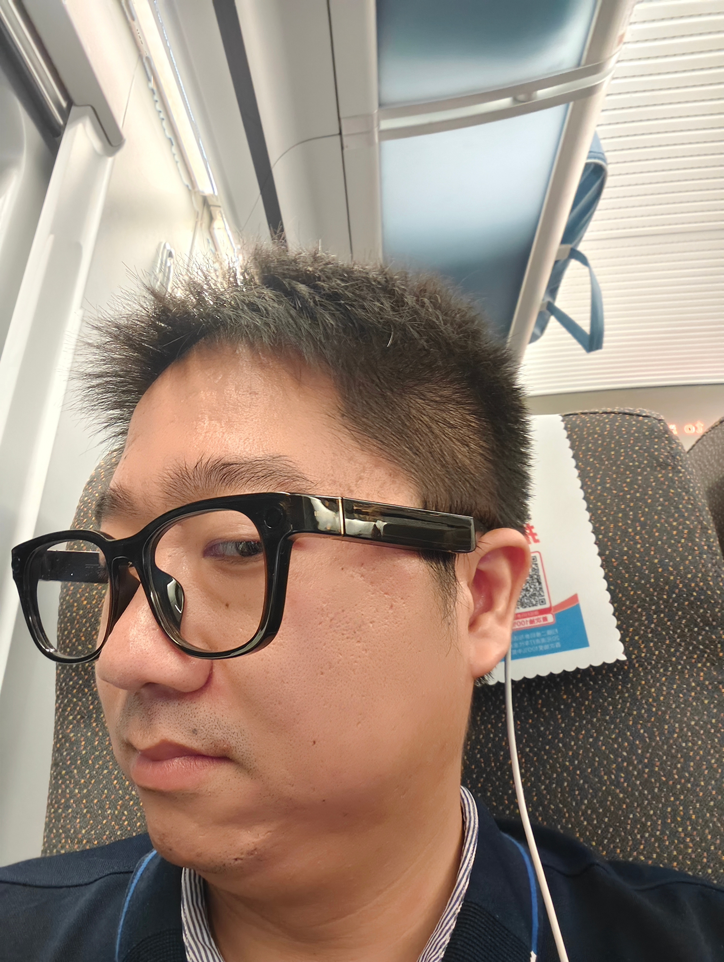 小米的AI眼镜充电特别有意思一根通用的Type-C线就可以充在高铁上开公司会议电