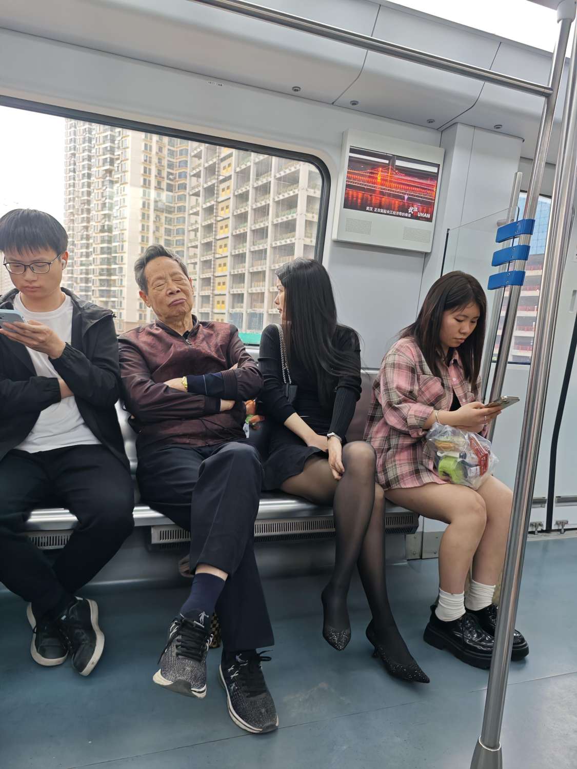 大爷坐不住了，选择了战术性睡觉。