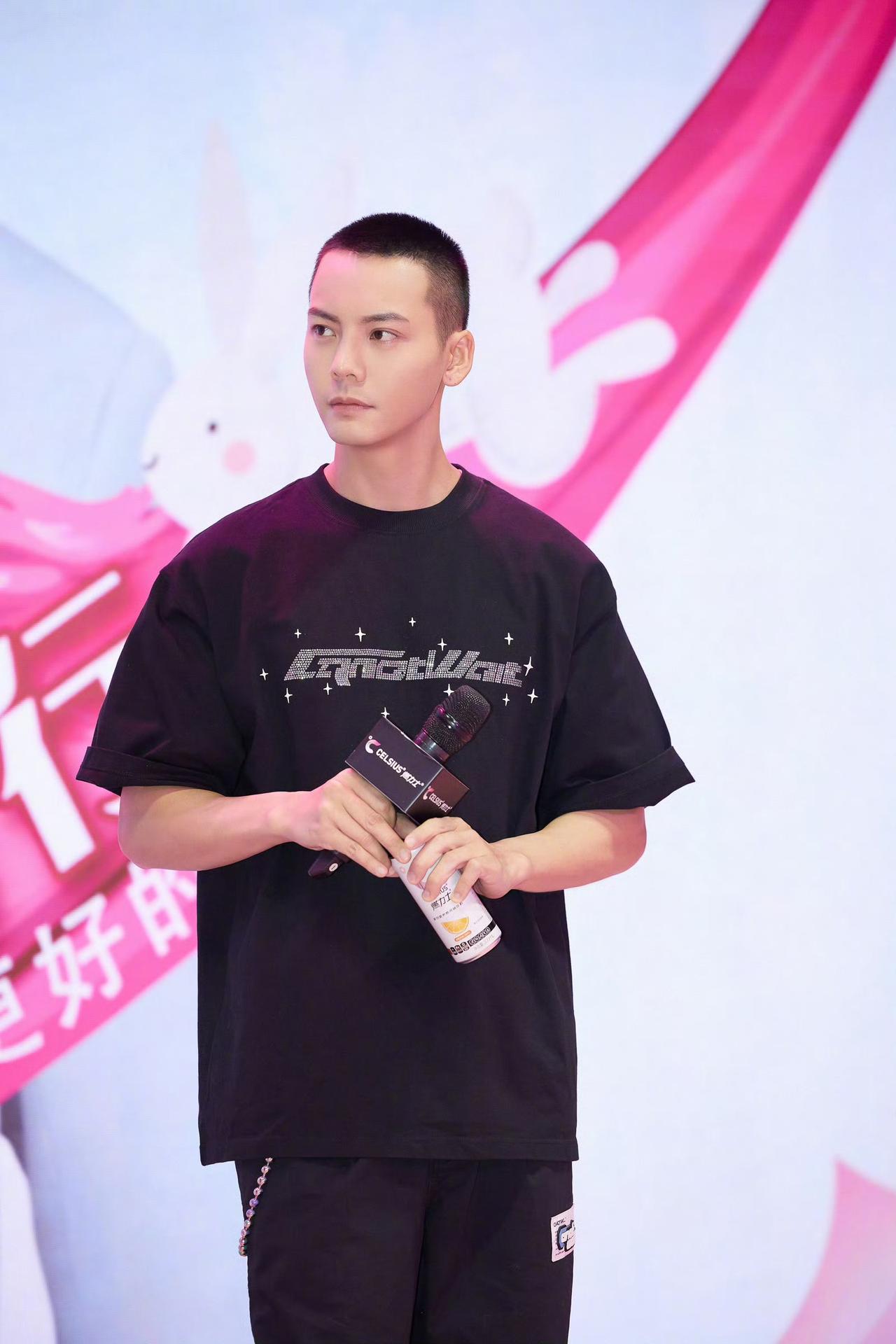 陈伟霆的星途也是蛮奇妙的,在香港出道十来年不红,来内地第一年就爆火。17岁出