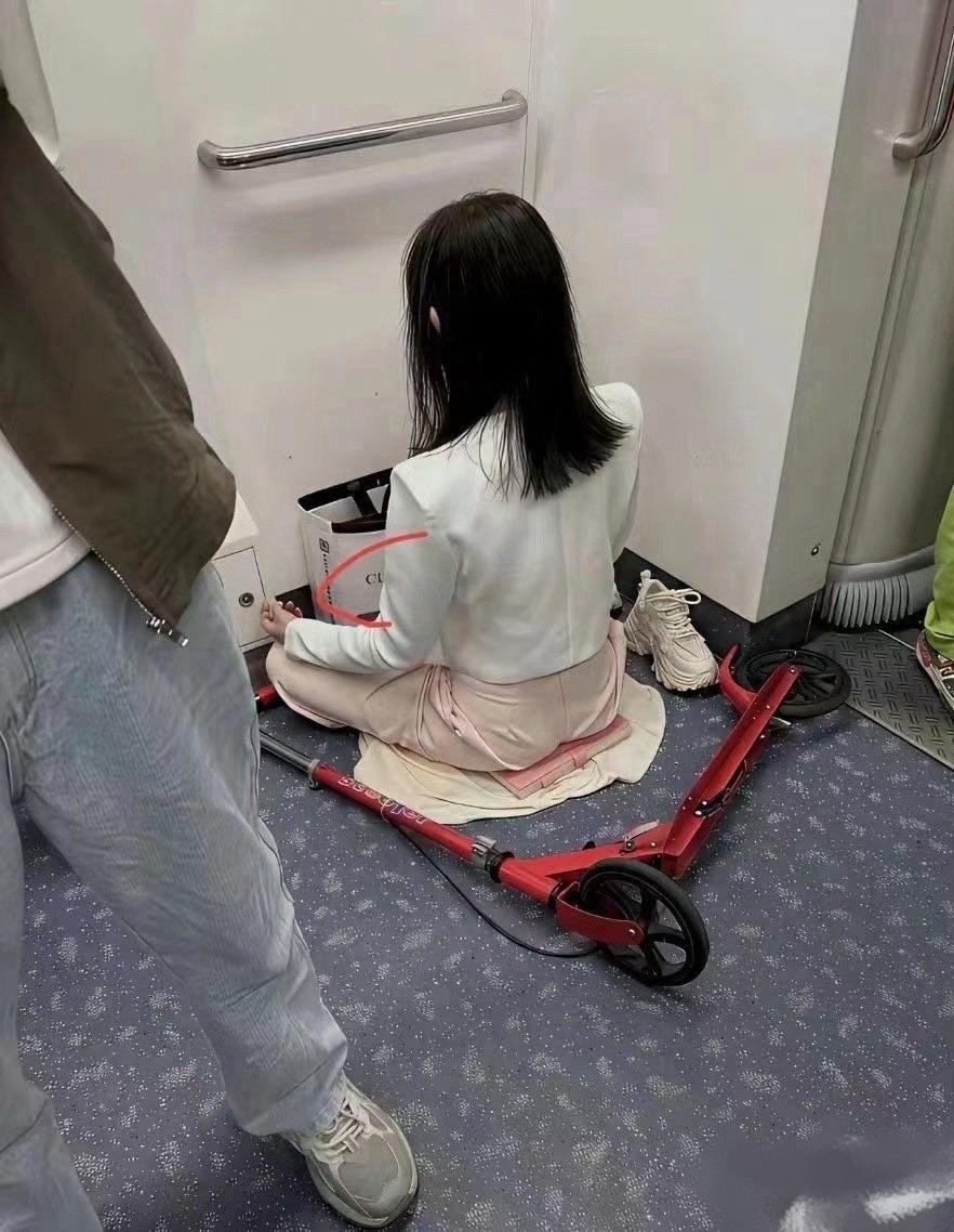 一看就是低调的有钱人！这么有钱居然还坐地铁？