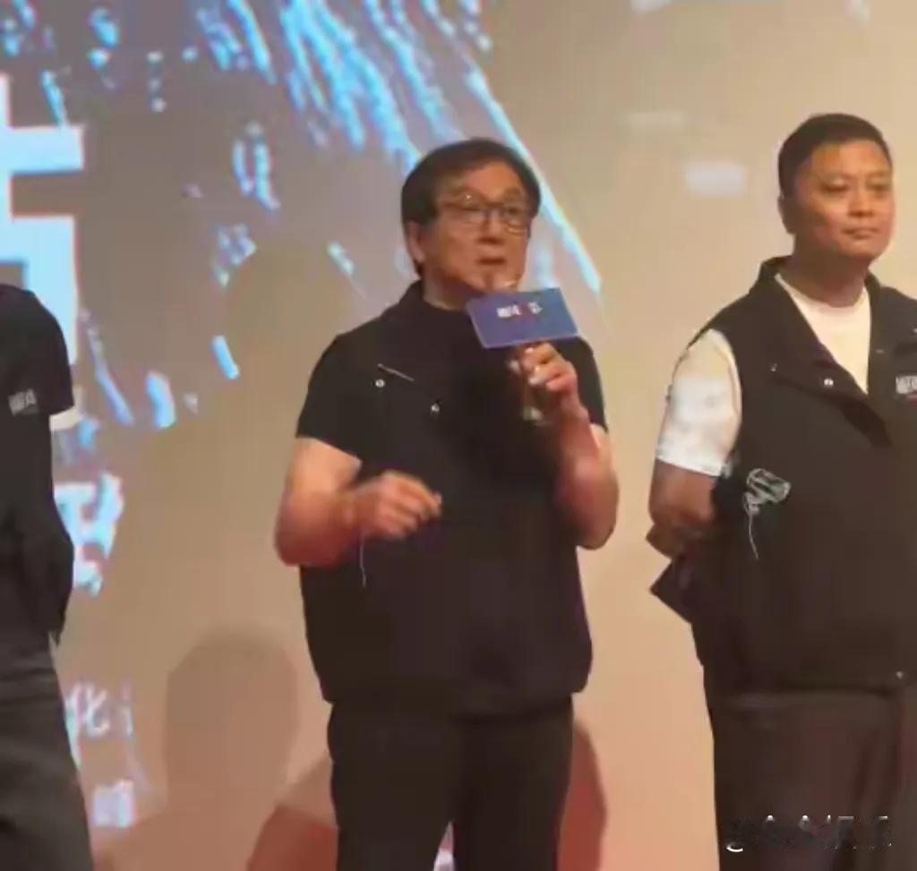 近日，71岁的成龙与梁家辉一同现身广州，瞬间成为焦点。成龙大哥虽已年过七旬，但精