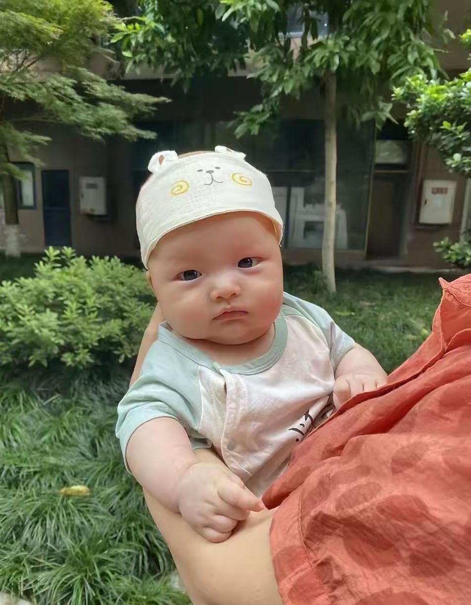 二婚老公的女儿，昨天把她半岁的女儿抱我们家里来，让我们给她看孩子，她上班。我坚决