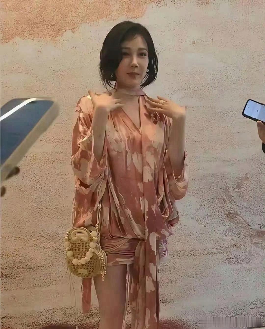 我去，陈小纭这也太夸张了，大腿小腿几乎一样细，看起来好精致￼