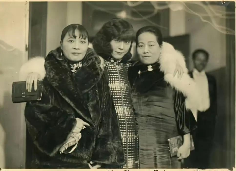 1931年，张学良夫人于凤至搂着宋霭龄和宋美龄的罕见留影，三人均是衣着华丽，之所