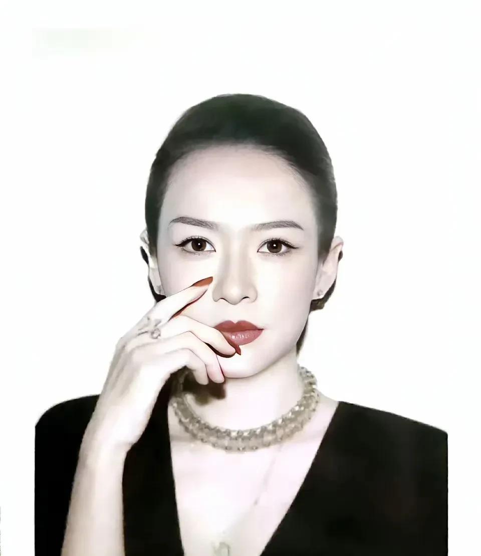 章子怡的撕拉片那么好看，怎么现实中那么臃肿嘞！章子怡最新的撕拉片，皮肤紧致，即