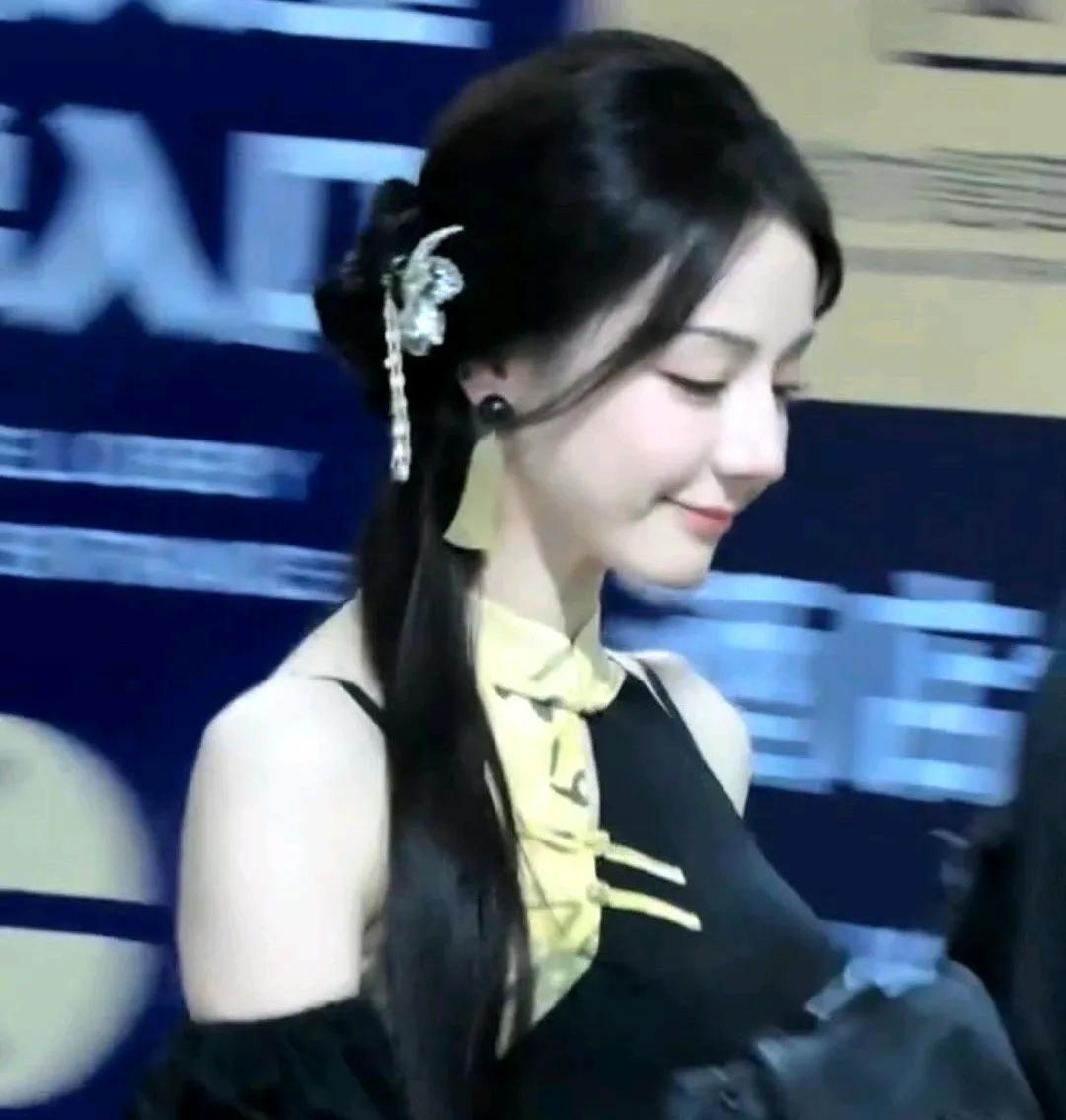 迪丽热巴新中式旗袍造型也太美了吧！大美女怎么穿都好看，这次的新中式旗袍也太适
