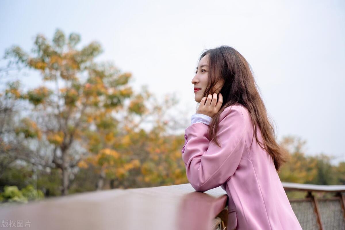 我朋友最近特别发愁，她婆婆瘫痪了，公公年纪大，一个人照顾不了，老公就想让她辞职照