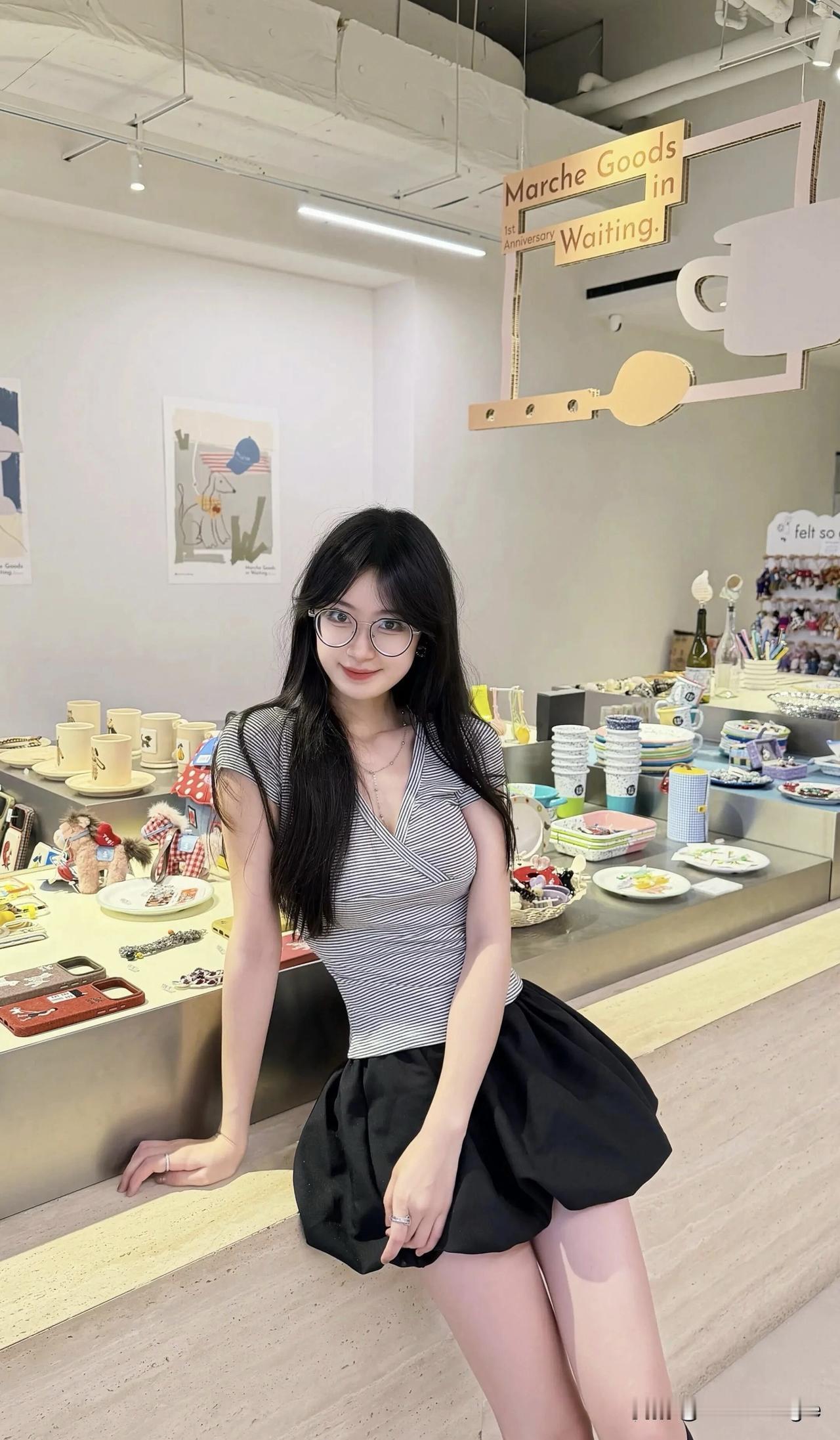 静坐长凳上，悠然赏画卷。