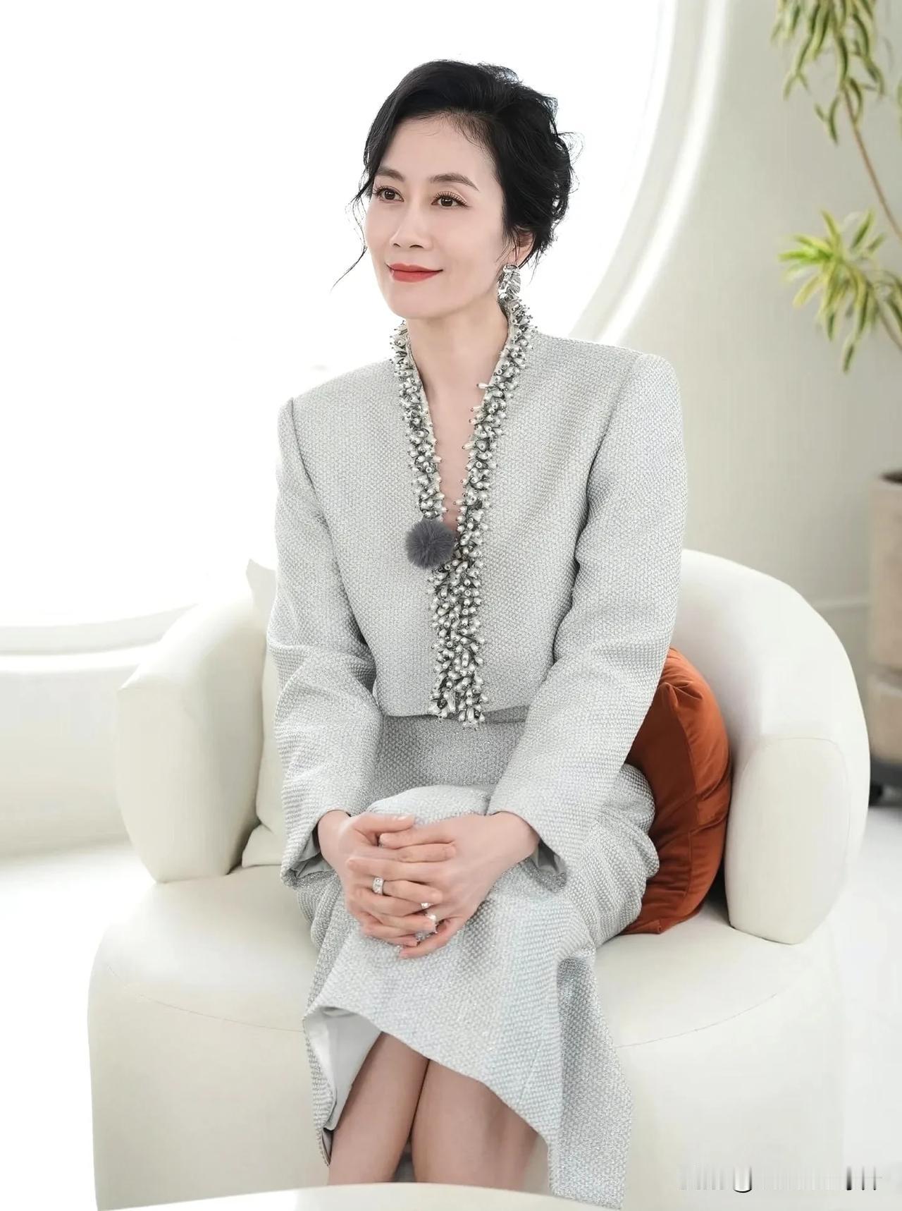 女演员温峥嵘说，有一天我拍完戏回到家中，我就刷手机玩，半夜凌晨三四点钟，我正好看