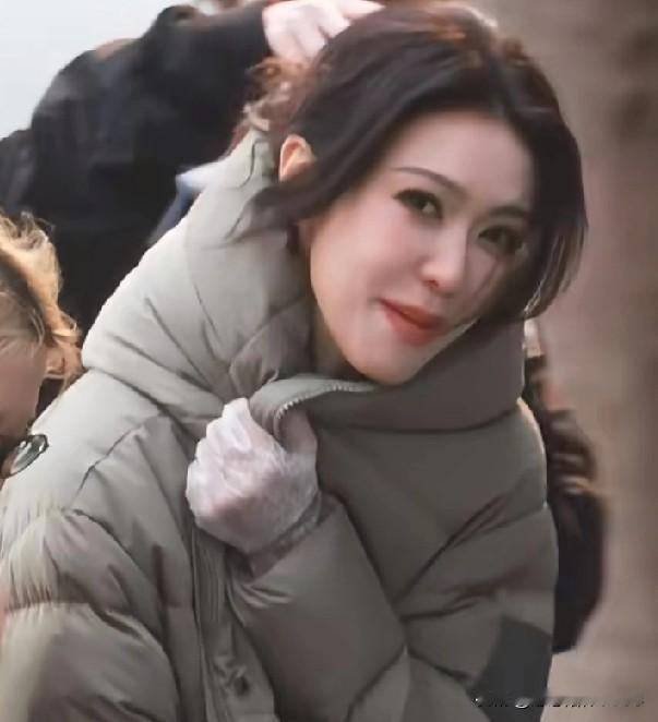 哈哈，看到薛凯琪冻的～真是又心疼又想笑！女神在寒风中“顾头不顾尾”的保暖操作太真