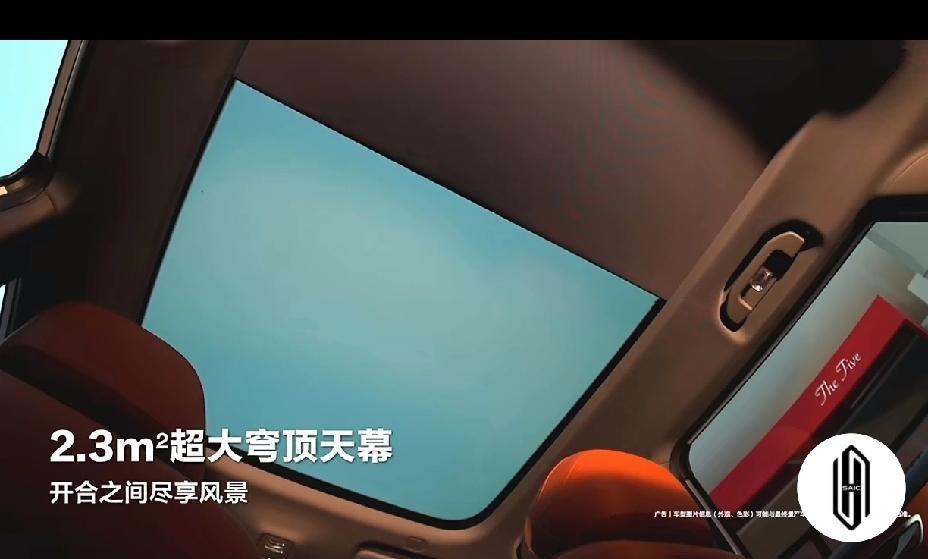 非常怀疑华为是故意的，这次尚界特意秀一下关天窗的功能，不仅把坐车内撑伞的友商给亮