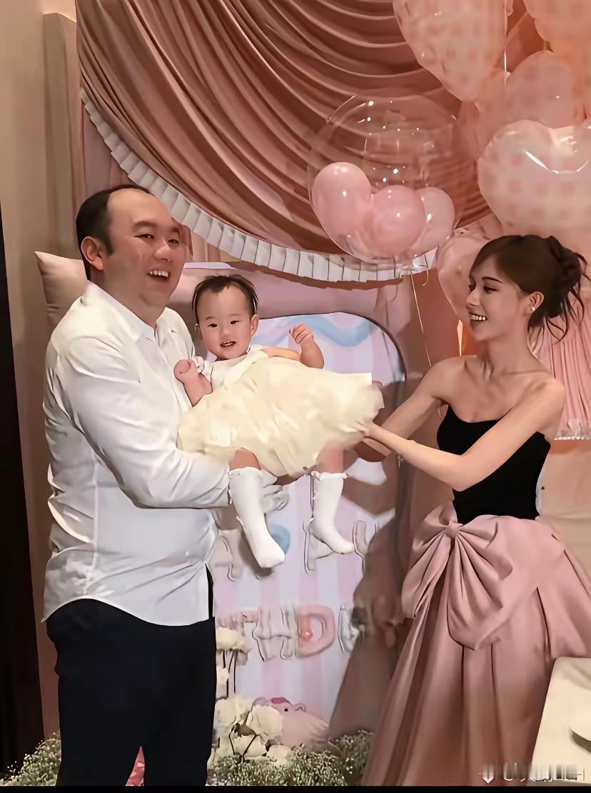 这孩子真的是完全避开了妈妈的优良基因，不知道长大后会不会怪她老爸
