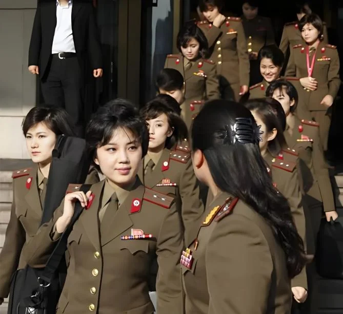 2015 年，朝鲜牡丹峰乐团首次来华在北京登台演出，一众演员利落短发搭...