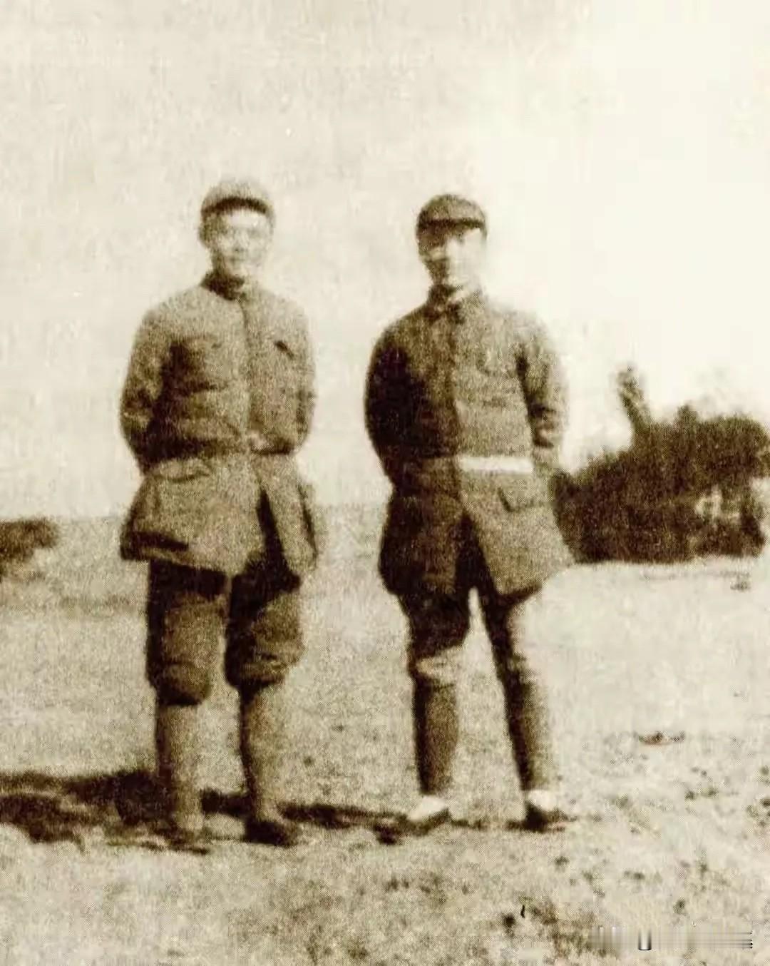 1948年11月，淮海战役第一阶段，时任苏北兵团司令员韦国清与战友在徐州东南区域