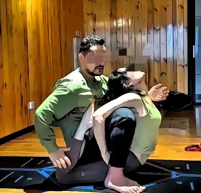 披着羊皮的恶徒终会暴露真面目！河南郑州的一家连锁瑜伽馆，爆出一桩丑闻。一个印度籍