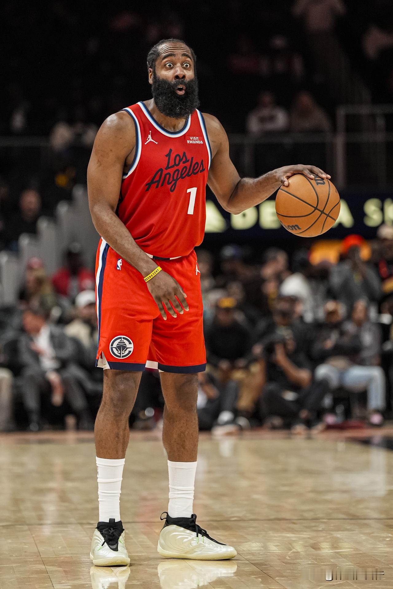 哈登半场22分，快船上半场63:47领先篮网NBA常规赛，快船半场63:47