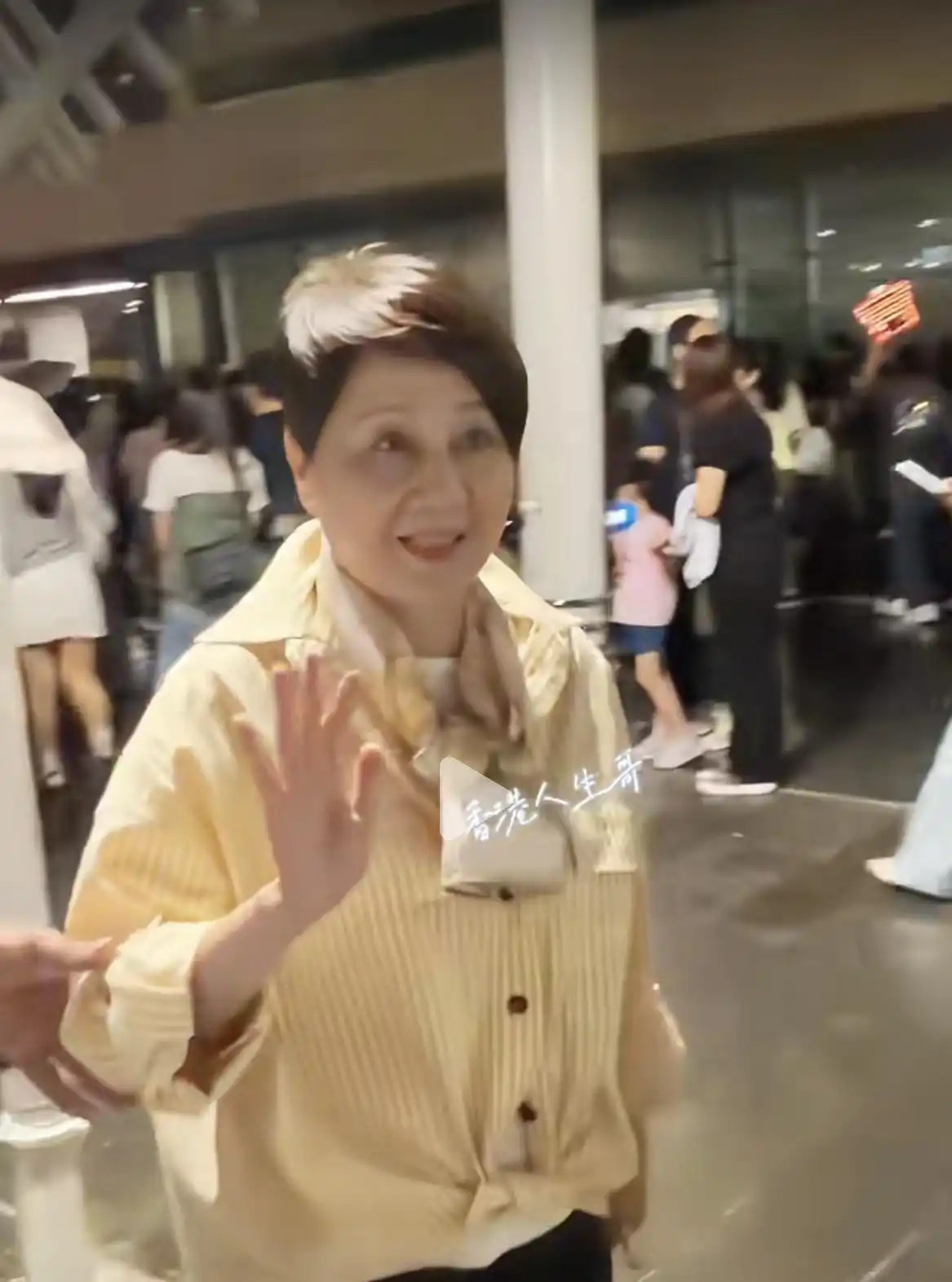 何猷亨带外甥女外出，全程细心照顾，梁安琪母女也都在，四代同堂​​​