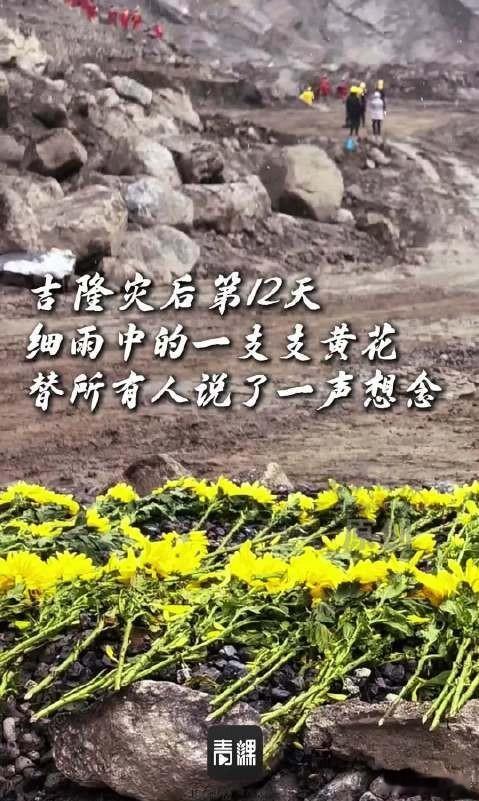 西藏吉隆六七十吨巨石被攻克8月26日吉隆遭遇跨境泥石流，一块六七十吨巨石堵死G2