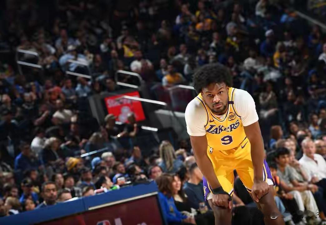 我强烈建议湖人主帅雷迪克重用布朗尼！在今天湖人客场以112：124不敌国王的比赛