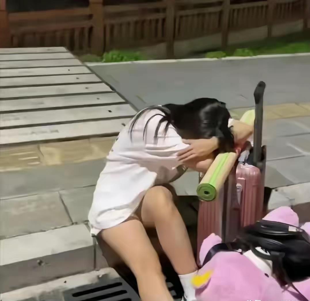 哭有啥用啊！不听劝，非要到东莞进厂打螺丝。这下好了，还没有干半天活，就提桶跑路了