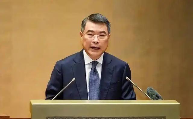 越南现在玩的是一套危险的“毒丸策略”：靠着中国吃饭，买着西方武器，还在南海疯狂试