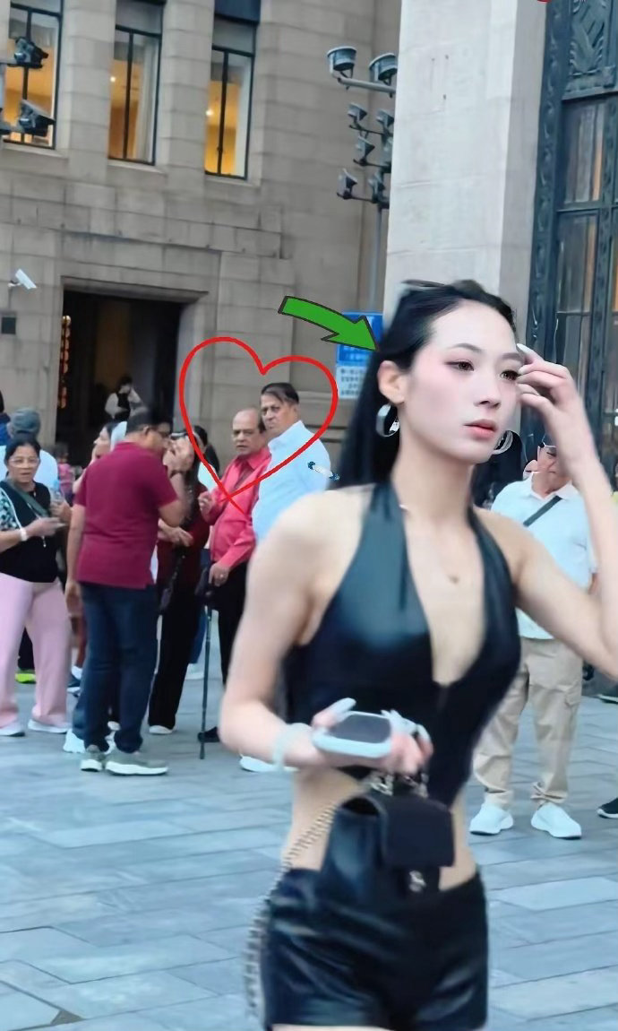 外滩一女子被印度没见过世面的盯着看30米