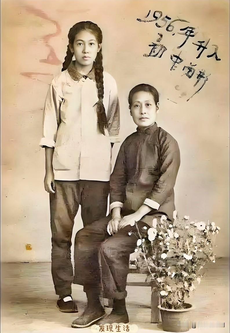照片中的邢凤英，是张灵甫明媒正娶的原配妻子，一位传统的农村妇女。婚后他们生下女儿