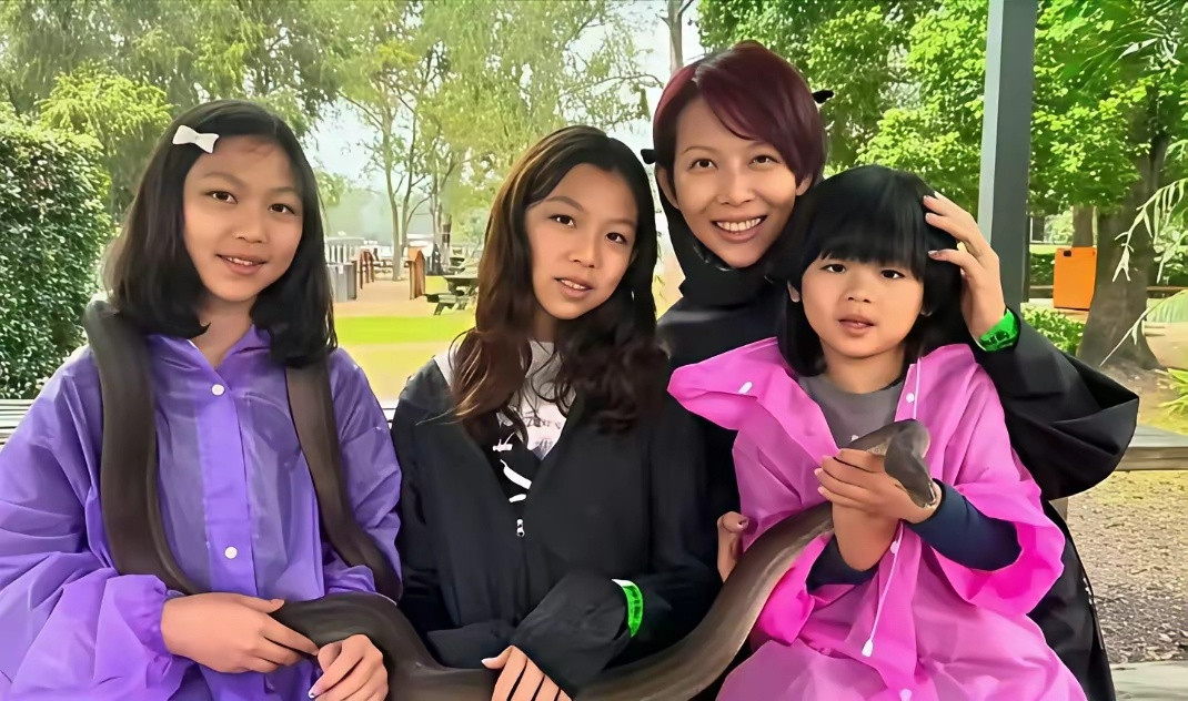 蔡少芬的女儿终于长大蜕变了，五官特别像爸爸张晋