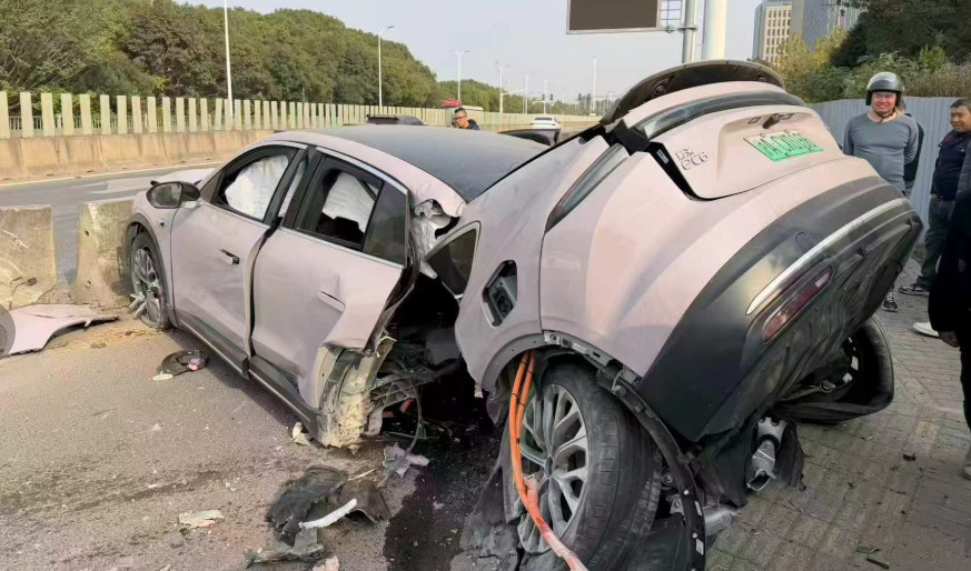 运气好！电池包没伤到。