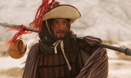 林冲硬扛史文恭七枪，震得双手发麻。退回山寨，林冲对宋江说：“哥哥，史文恭的枪法，