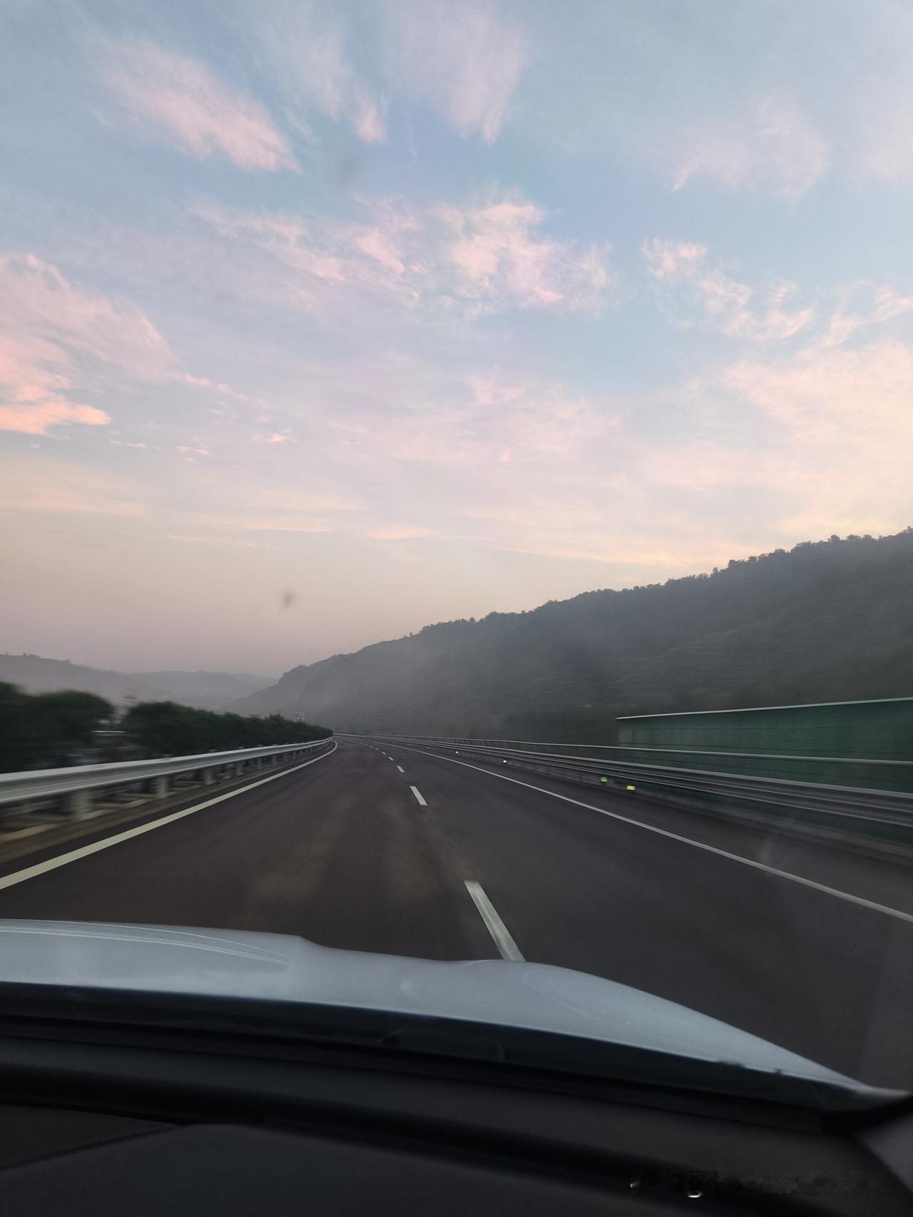 大清早开车走沪陕高速，钻进秦岭山里，眼前这景色一下子抓住眼球。远处群山朦朦胧