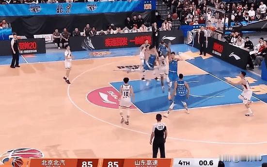 一剑封喉！珀塞尔压哨抛投绝杀，山东5连胜送北京主场饮恨这记压哨绝杀，是珀塞尔