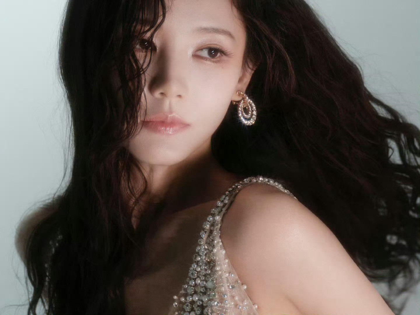 尖叫之夜红毯海报李一桐C位我们李一桐的含金量真的是拉满了啊！尖叫之夜红毯海报C位