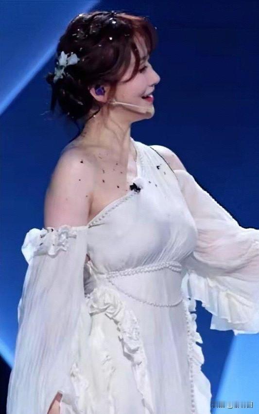 50岁陈紫涵这丰满的上围，简直让男人移不开眼，女人不由自主想多看几眼。她的美