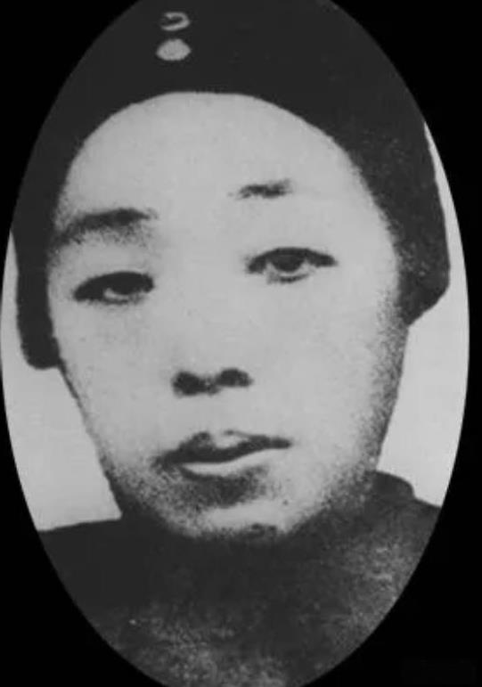 1886年，45岁的胡传，向冯顺弟提亲，冯母怒道："快50岁的人不嫌害臊，你女儿