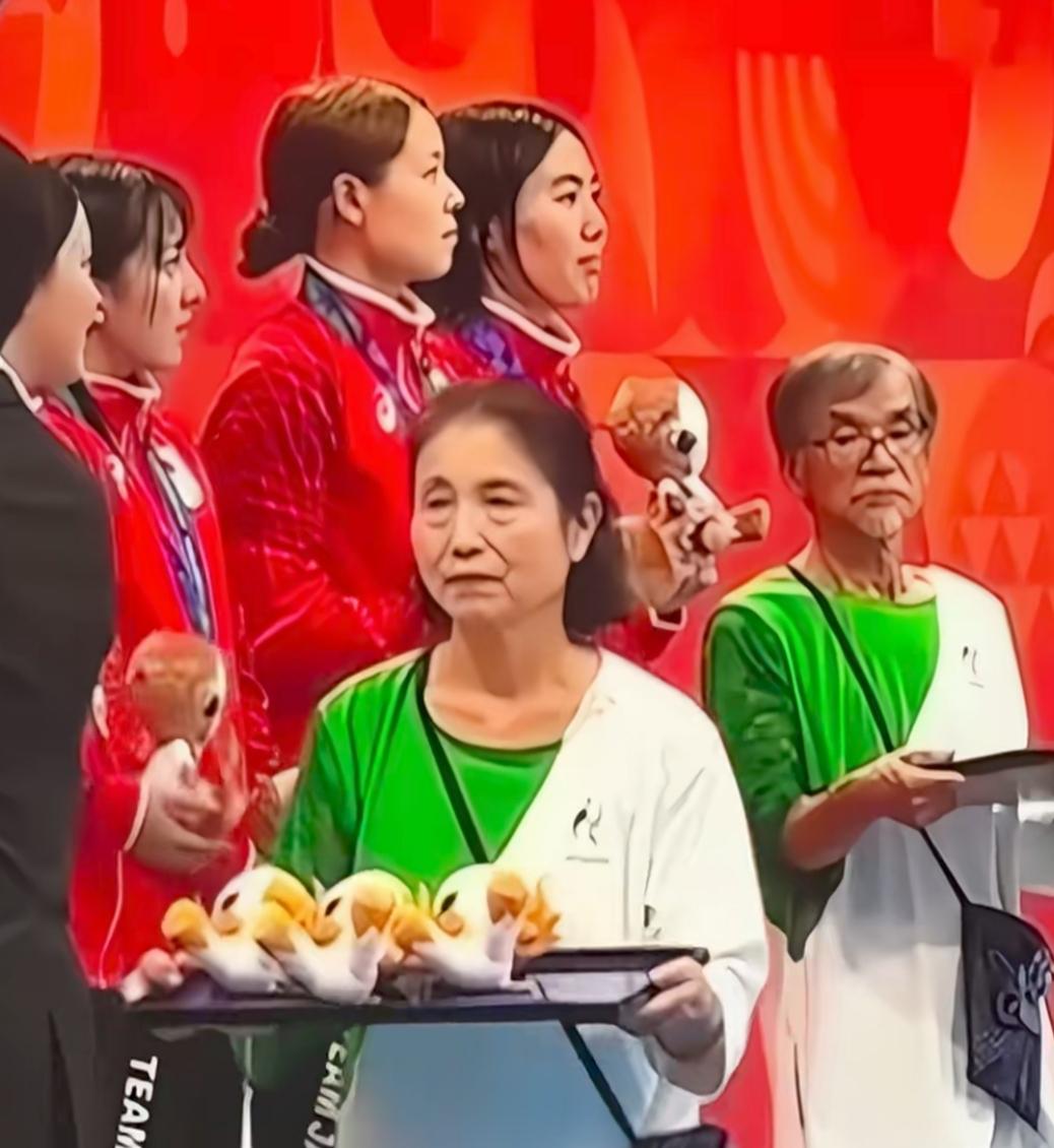 突然理解了，日本亚运会之前所有被吐槽的一切，在老年人出现在颁奖仪式上那一刻，都可