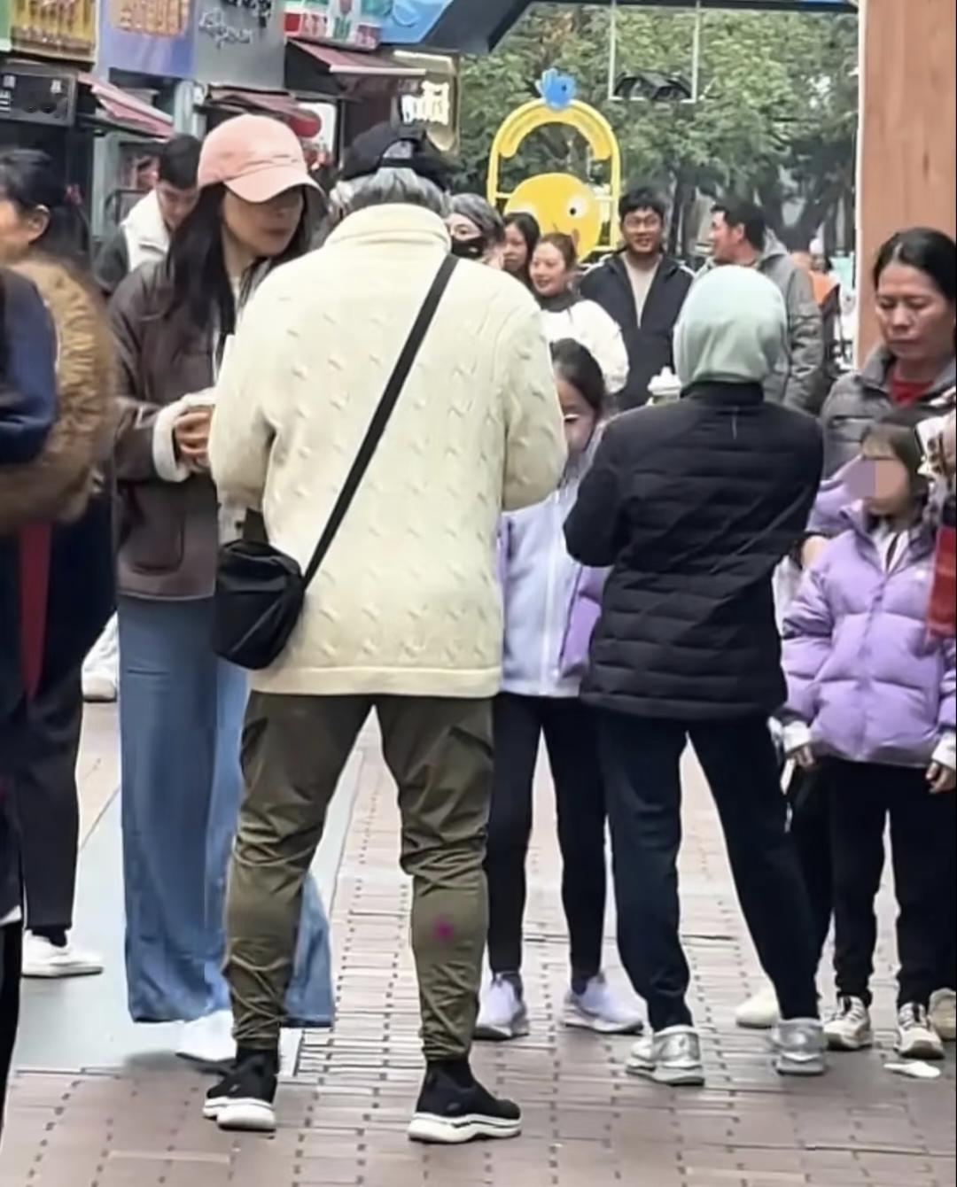 郭晶晶真是孝顺媳妇：他们夫妇带着三个孩子来南沙玩儿，不忘邀请79岁的老公公霍震霆