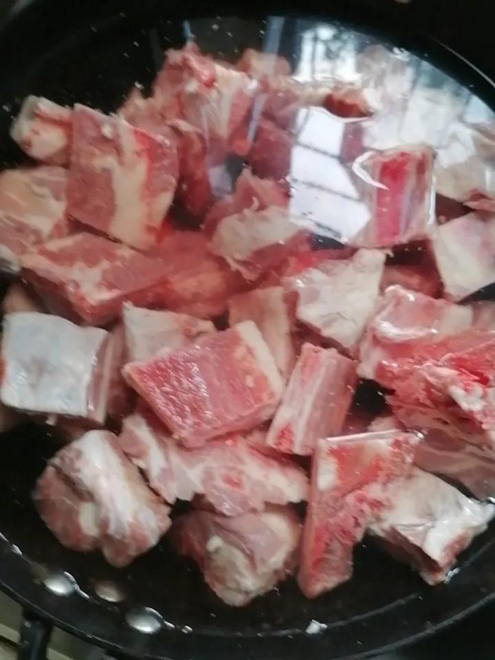 农贸市场里黑猪肉和白猪肉的价差实在太大了。白猪肉的五花肉九块五毛钱一斤，黑猪肉的