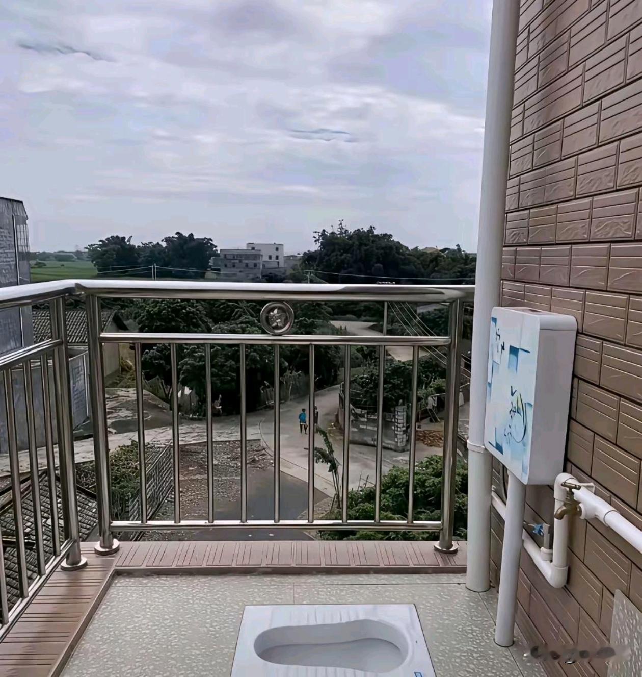 这个厕所的位置是房东得罪了装修工吗？