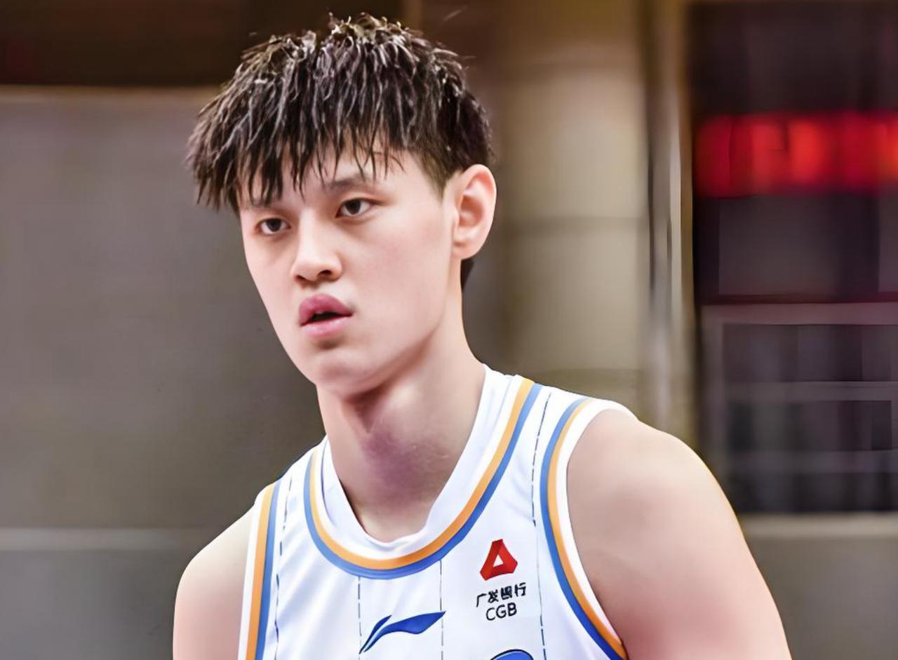 浪子回头！篮球媒体人：曾凡博与北京队已达成了协议，将会重返CBA。在今年夏天，