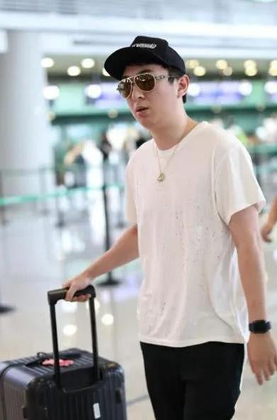 王思聪大概率不会再回国了，不是因为他欠了20亿，也不是王健林卖掉了48座万达，而