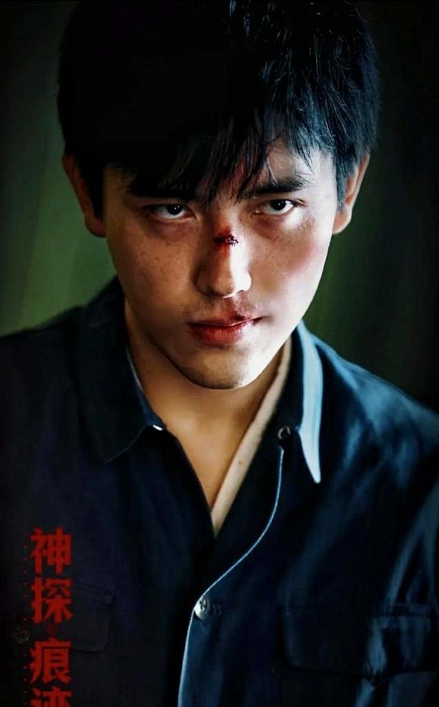 演了那么多光鲜亮丽的大男主没激起水花，偏偏靠一个灰头土脸的配角翻了盘。陈飞宇这次算是真把偶像包袱踩在