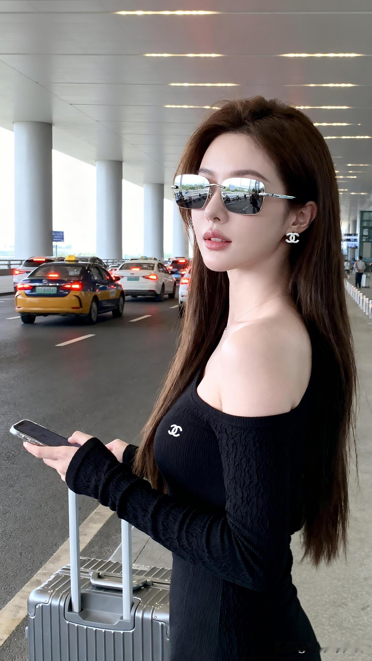 轻纱遮面，行囊远行。什么样的美女才是最美的呢机场街拍|时尚穿搭指南|旅