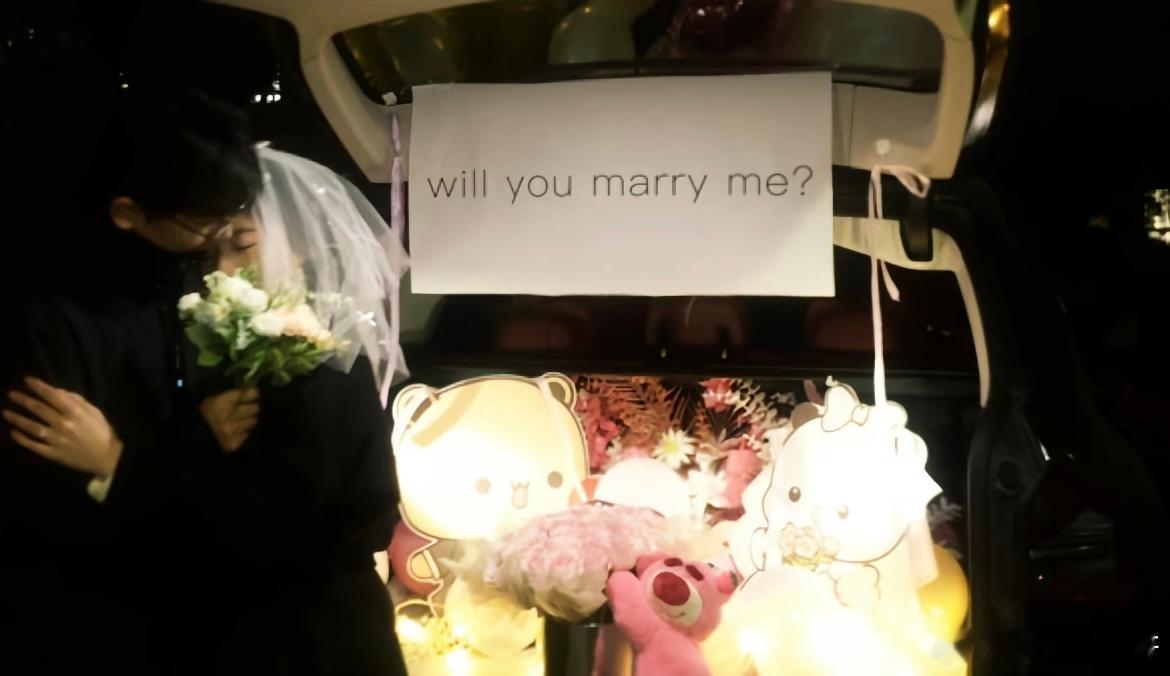 男朋友把副驾驶铺满了花花向我求婚