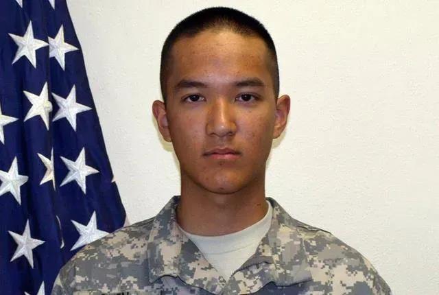2011年，美国华裔士兵陈宇晖，洗澡后忘记关水龙头。结果，美国军官将他拖到石子路