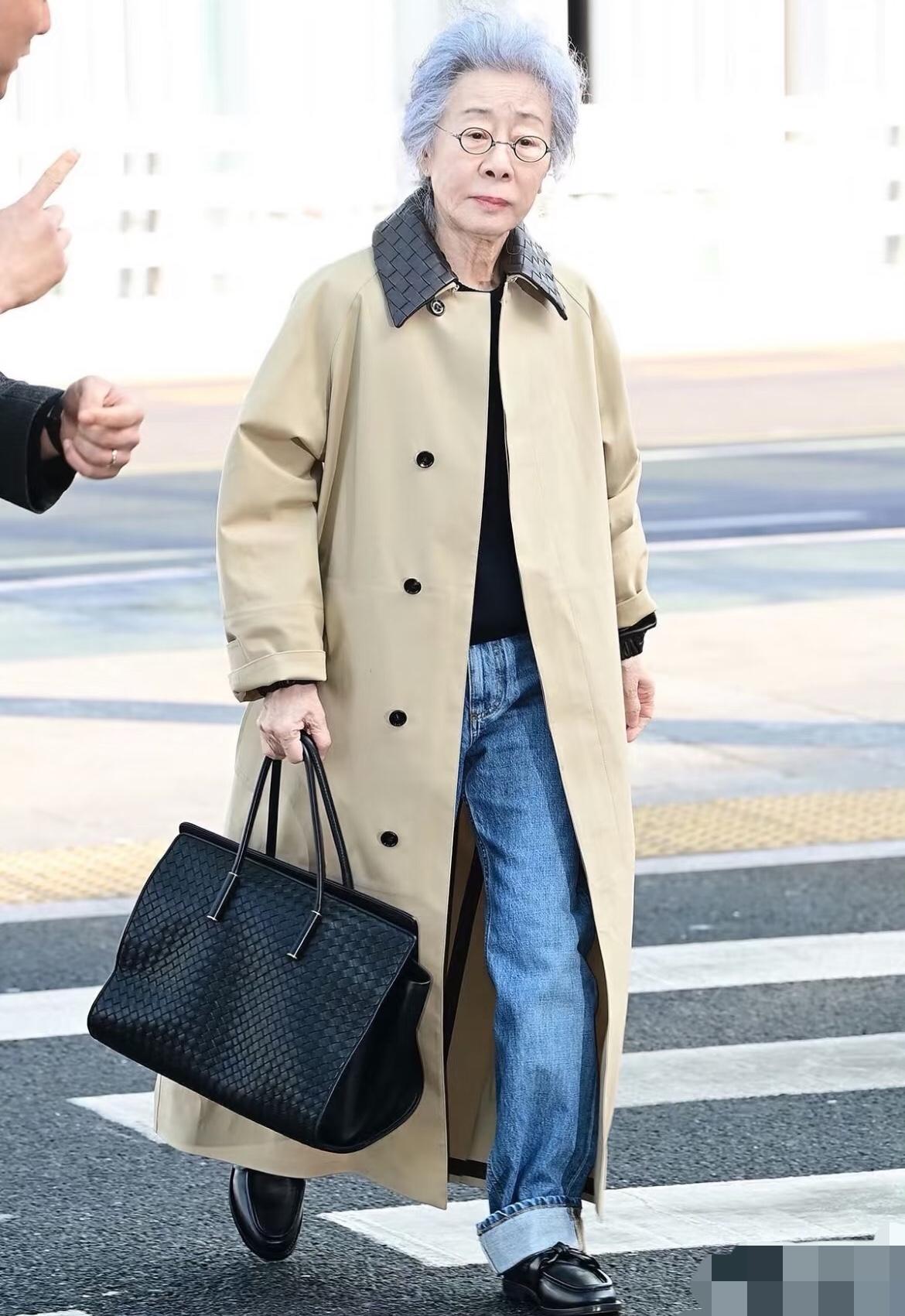 这衣服也没啥门槛吧，为什么现实生活中见不到老人这样穿？想了想原因有三，体型